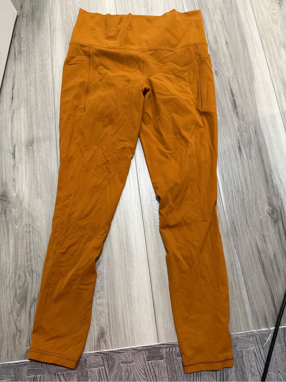 Athleta 7/8 women’s performance leggings with 2 side pockets.